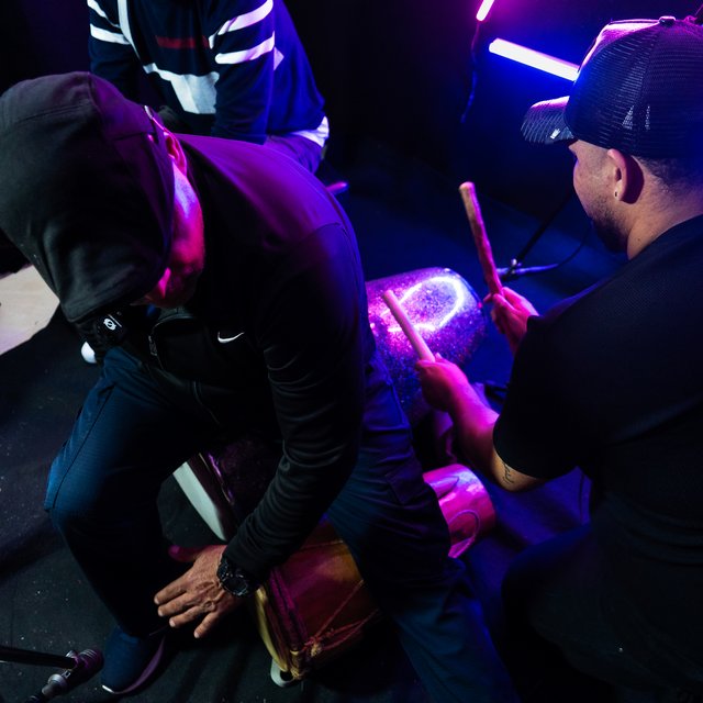 Práctica de Afro D.C. en el estudio Kalanga.