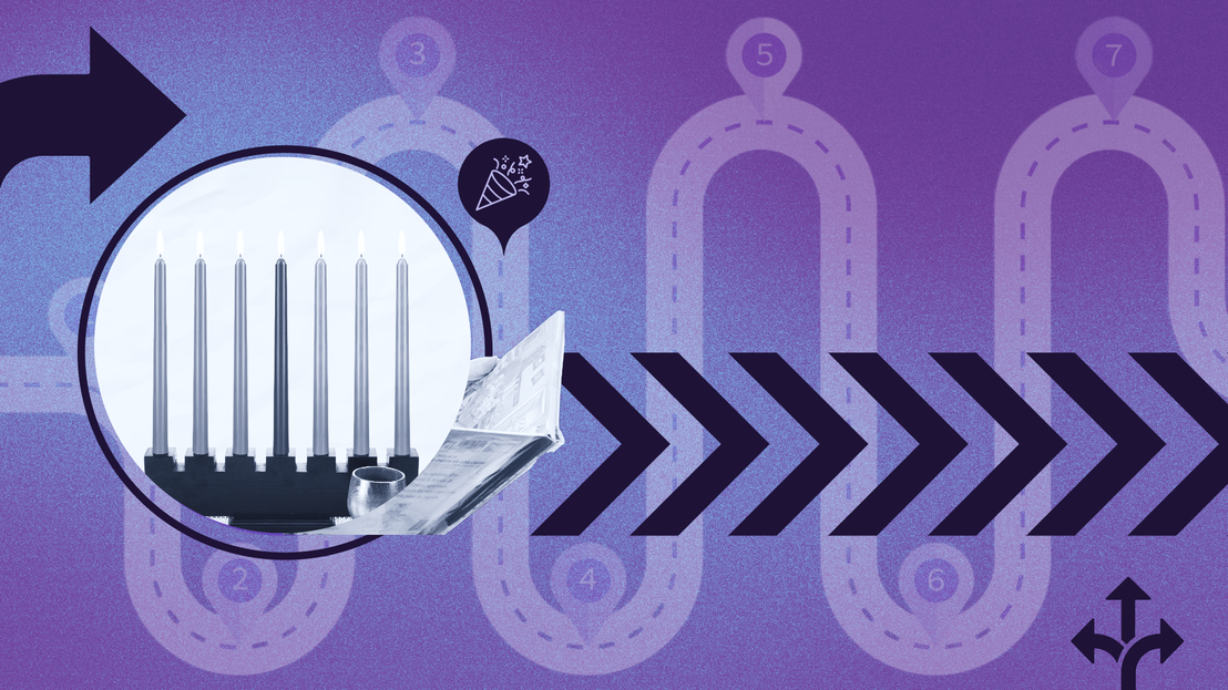 Siete velas encendidas en un candelabro negro sobre una superficie texturizada, con velas rojas, negras y verdes sobre un fondo amarillo brillante, evocando una celebración.