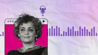 Una mujer con cabello rizado y gafas aparece en un reproductor multimedia sobre un fondo rosa. Las ondas de audio moradas y el icono de un micrófono sugieren un podcast.