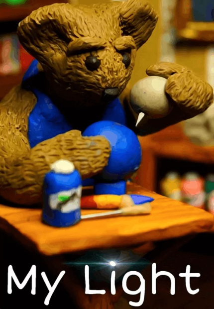 Figura de oso estilo animación en plastilina sentado a una mesa de madera. El oso lleva un chaleco azul y pinta un objeto redondo azul mientras sostiene una esfera gris en una pata. Sobre la mesa, frente al oso, hay un pequeño frasco de pintura azul y dos pinceles. La imagen tiene un aspecto suave y artesanal, que le confiere un aire cálido y creativo. En la parte inferior, en un texto blanco y desenfadado, se lee «Mi Luz».