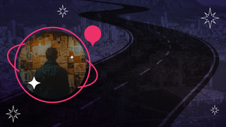 Una persona permanece de pie en una habitación con poca luz, observando un tablón de anuncios repleto de recortes de periódico y fotografías. La escena transmite misterio e investigación.