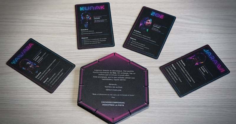 Cinco tarjetas con personajes futuristas, cada una con texto e imágenes de neón, están dispuestas sobre una superficie de madera, creando una escena dinámica e intrigante.