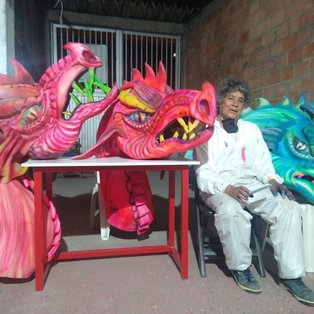 La creación de muñecones para las comparsas es un proceso artístico que combina creatividad y técnica.