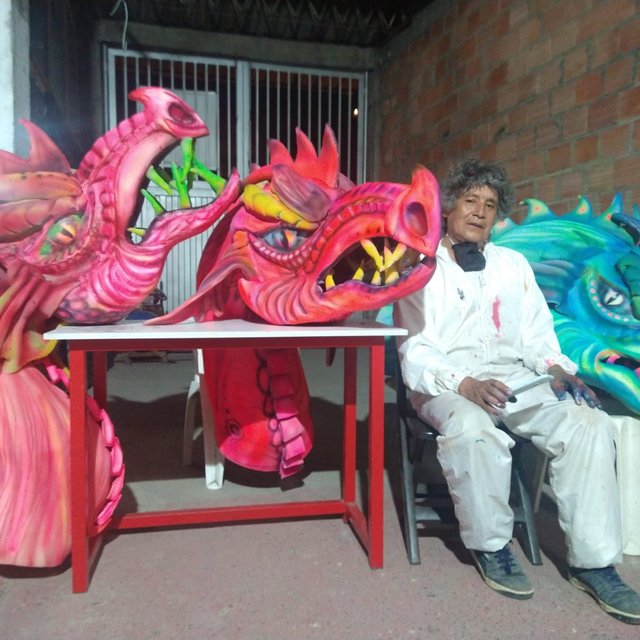 La creación de muñecones para las comparsas es un proceso artístico que combina creatividad y técnica.