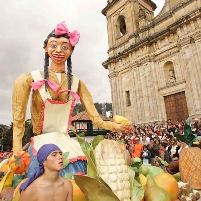 Comparsa alusiva a Corabastos, liderada por Tea Tropical, se presenta en la Plaza de Bolívar