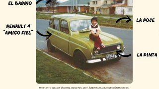 Fotografía de un auto Renault 4 verde con una niña sentada en la parte superior del barrio de Villa Luz, Bogotá.