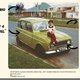 Fotografía de un auto Renault 4 verde con una niña sentada en la parte superior del barrio de Villa Luz, Bogotá.