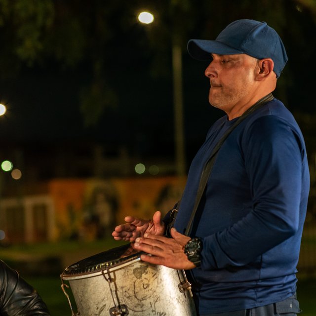 Kenny Parra, de Afro D.C., practicando un golpe de tambor afrovenezolano.