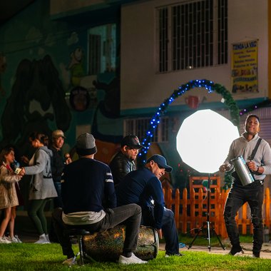 Práctica de tambores de Afro D.C. en el parque principal del barrio El Carmelo, Kennedy.