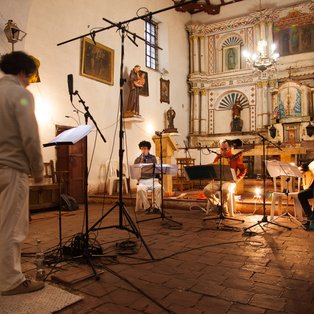 Grabación de un disco de Música Ficta en el interior de la capilla colonial de Sáchica, Boyacá.