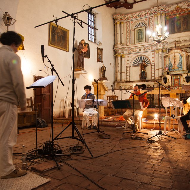 Grabación de un disco de Música Ficta en el interior de la capilla colonial de Sáchica, Boyacá.