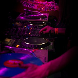 DJ de acid techno en ejecución musical