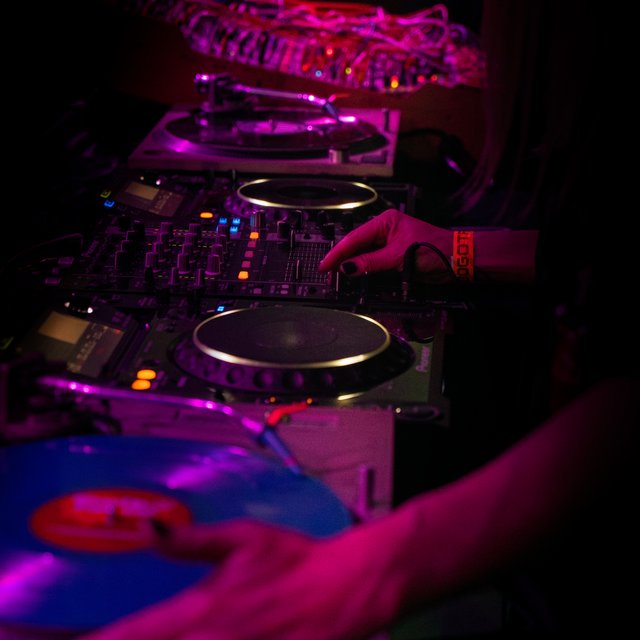 DJ de acid techno en ejecución musical