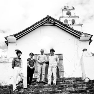 Miembros de música Ficta en frente de la capilla colonial de Sáchica, Boyacá.