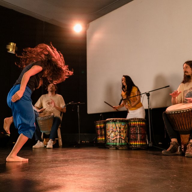 Práctica de percusión y danza de La Gran Chócolo en la sala Gaitán de la antigua Cinemateca Distrital.