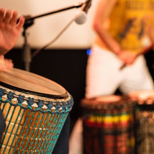 Detalle de un djembé y batería de dundunes de La Gran Chócolo