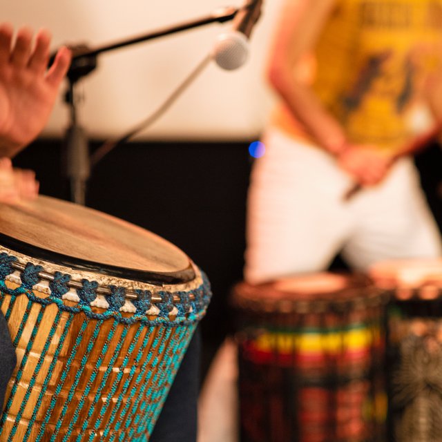 Detalle de un djembé y batería de dundunes de La Gran Chócolo