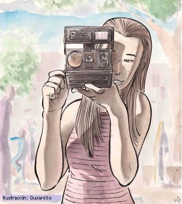 Ilustración cerca del comic obtura, isabel sostiene la camara en su rostro para capturar una foto