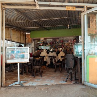 Los Quibeños conversando en una tienda de Quiba Baja