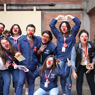 Mediadores de lectura en una actividad para las familias en la carcel distrital