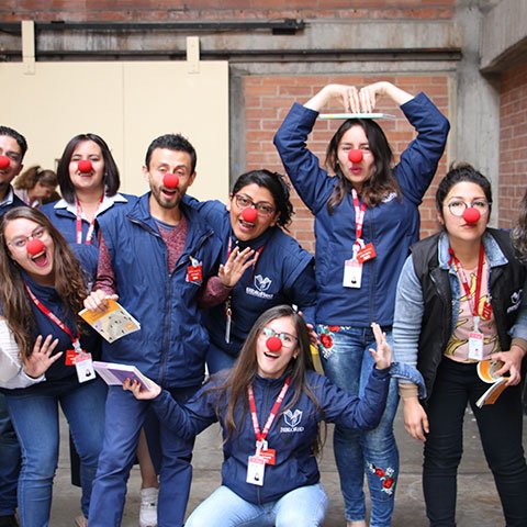 Mediadores de lectura en una actividad para las familias en la carcel distrital