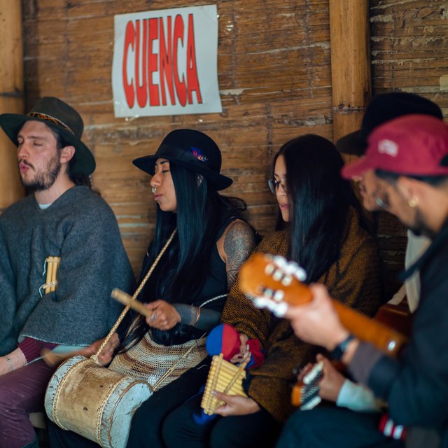 Interpretación musical de Suba Chune en el interior de la maloca