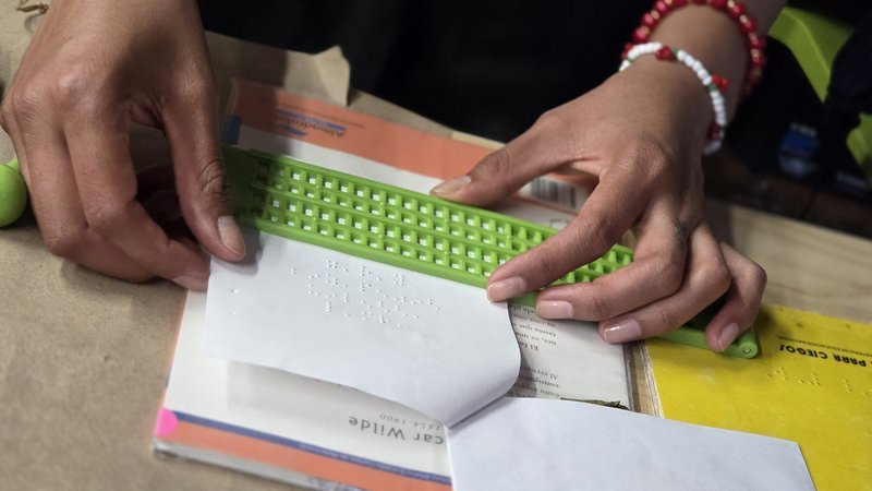 Imagen de actividad de lectura con braile