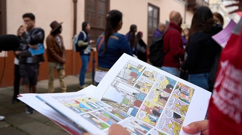 Foto de persona sosteniendo un comic abierto en la candelaria