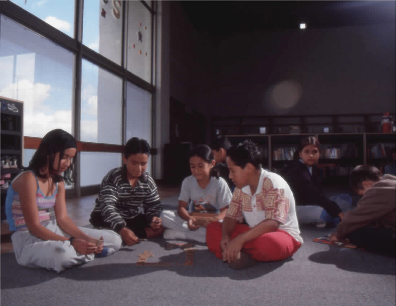 Niños jugando en la sala infantil de la Biblioteca Pública Gabriel García Márquez -El Tunal