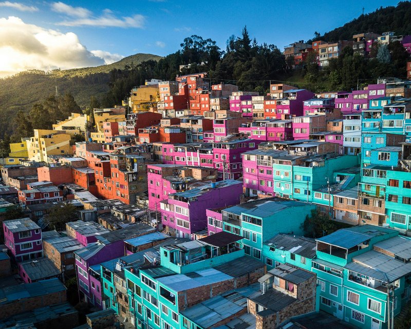 Fotografía de casa de colores en una montaña de Bogotá