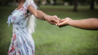 Fotografía de dos personas tomadas de la mano
