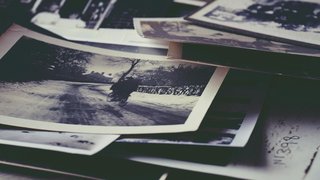 Fotografía con fotos apiladas antiguas a blanco y negro