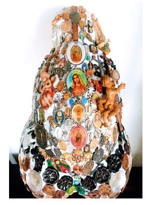 Imagen de arte construida con objetos religiosos en forma piramidal.